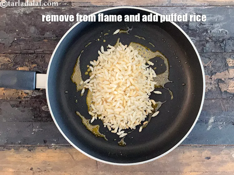 स्टेप 13 – आंच से हटाएं, १ कप <a href=""https://www.tarladalal.com/glossary-puffed-rice-kurmura-murmura-mamra-hindi-537i"">मुरमुरे</a>, भुने हुए डालें। …