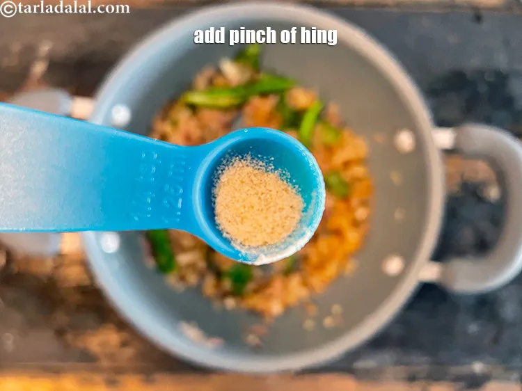 स्टेप 20 – एक चुटकी&nbsp;<a href=""https://www.tarladalal.com/glossary-asafoetida-hing-hindi-113i"">हींग</a>&nbsp;डालें।&nbsp;&nbsp;