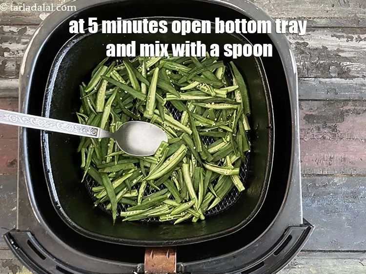Step 18 – At 5 minutes open the bottom tray and mix the bhindi with a spoon.