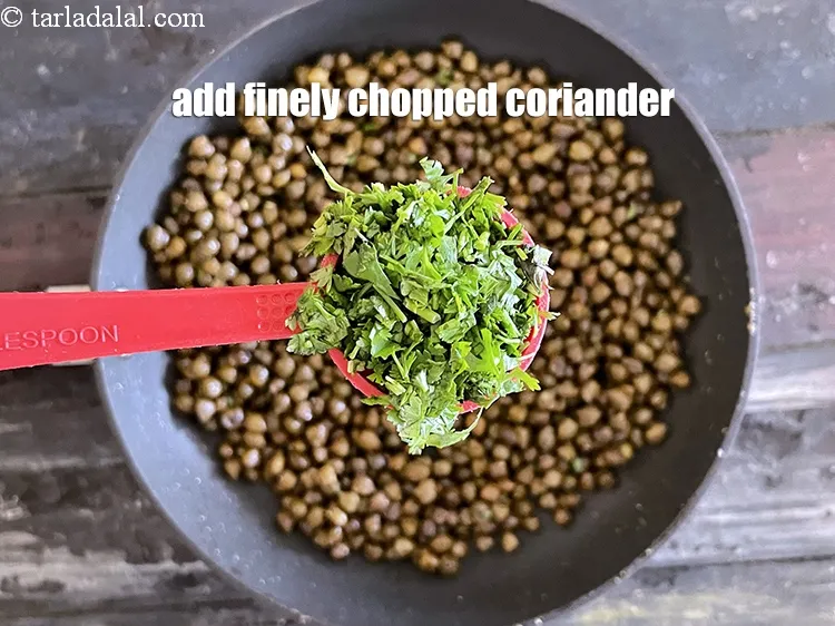 Step 23 – To serve <strong>hare chane ki chaat | Indian chana chaat street food |&nbsp;green chickpea chaat …