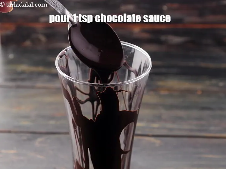 स्टेप 19 – गिलास के नीचे १ टी-स्पून चॉकलेट सॉस डालकर एक तरफ …