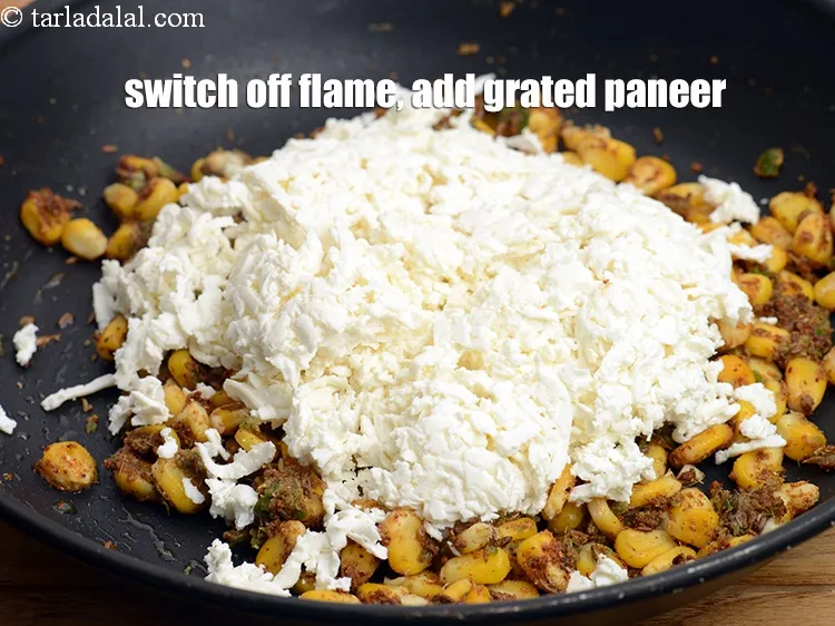 स्टेप 15 – आंच बंद कर दें और इसमें १ कप&nbsp;<a href=""https://www.tarladalal.com/glossary-grated-panee-hindi-1003i"">कसा हुआ …