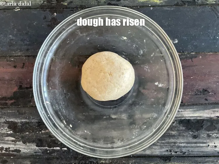 स्टेप 13 – आटा अब फूल कर तैयार हो गया है।