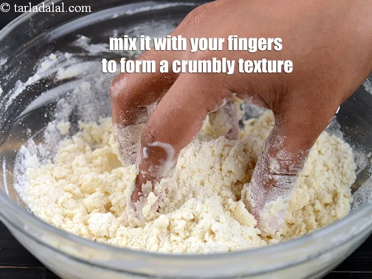 स्टेप 15 – एक भुरभुरी बनावट बनाने के लिए इसे अपनी उंगलियों से …