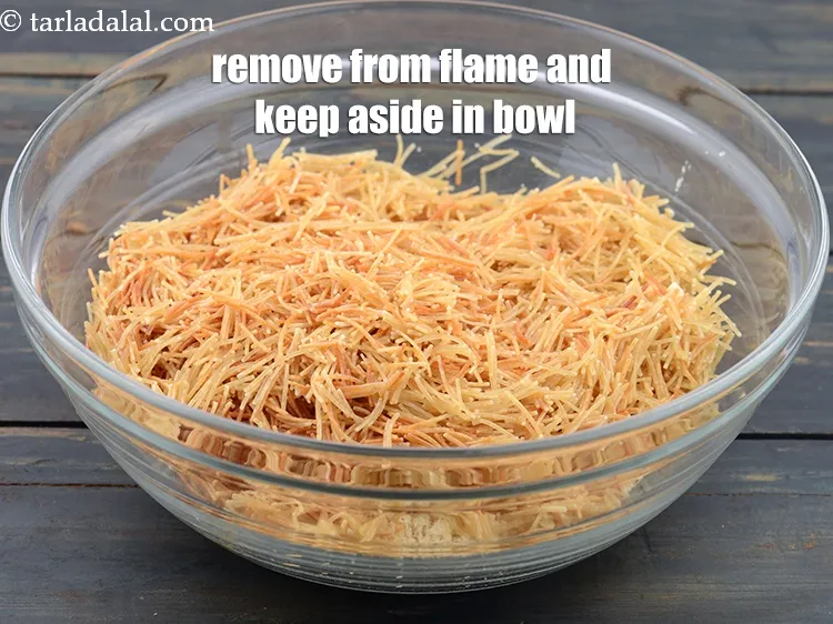 स्टेप 14 – आंच से उतारकर सूजी-काजू के मिश्रण में मिला दें।