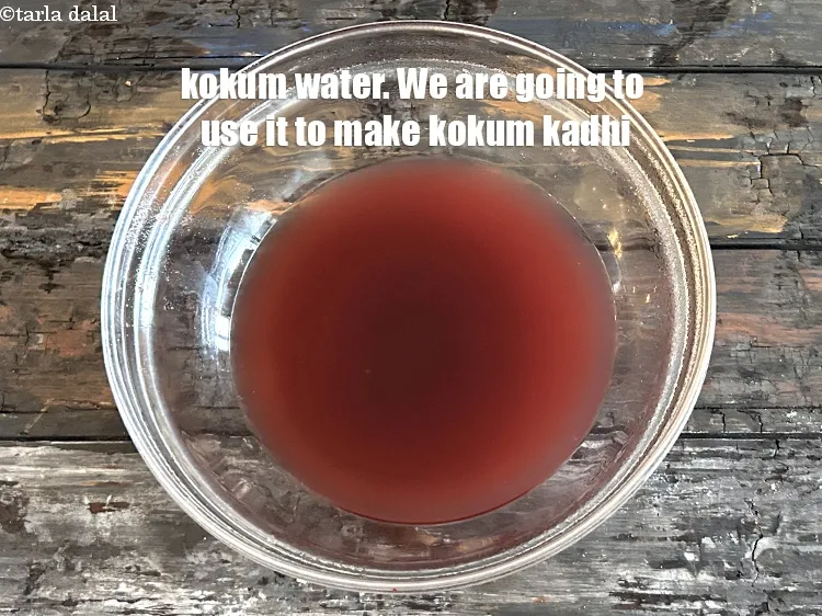 स्टेप 32 – <strong>कोकम कढ़ी</strong>&nbsp;&nbsp;बनाने के लिए&nbsp;<strong>कोकम का पानी</strong>&nbsp;अपने पास रखें।