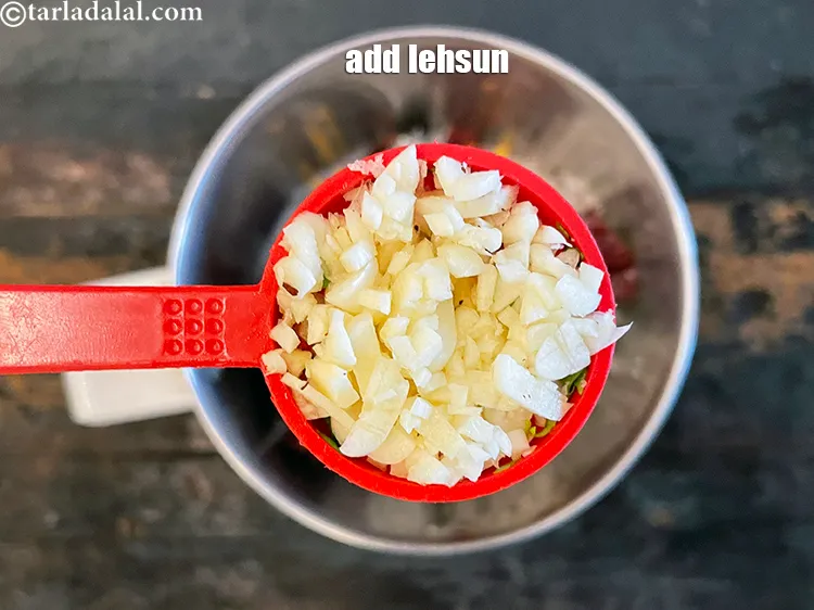 स्टेप 13 – 1 बड़ा चम्मच मोटा कटा हुआ लहसुन (लहसुन) डालें।