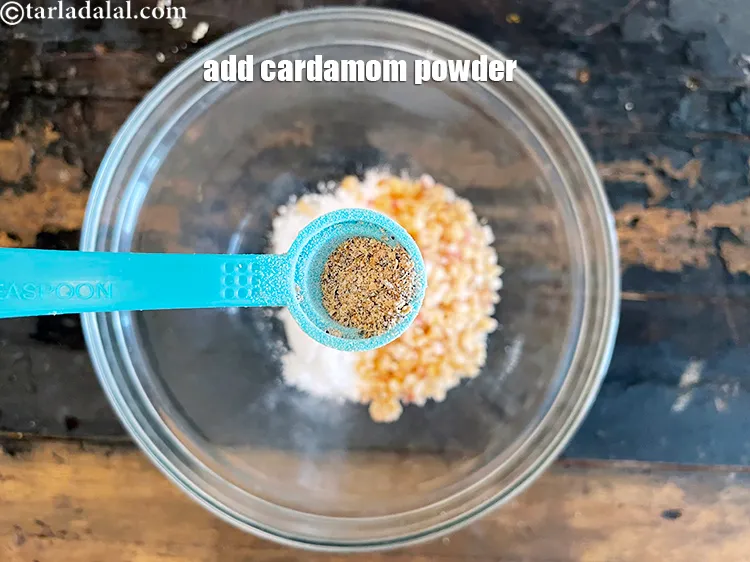 स्टेप 58 – १/२ टी-स्पून <a href=""https://www.tarladalal.com/glossary-cardamom-powder-elaichi-powder-hindi-265i"">इलायची पाउडर</a> डालें।
