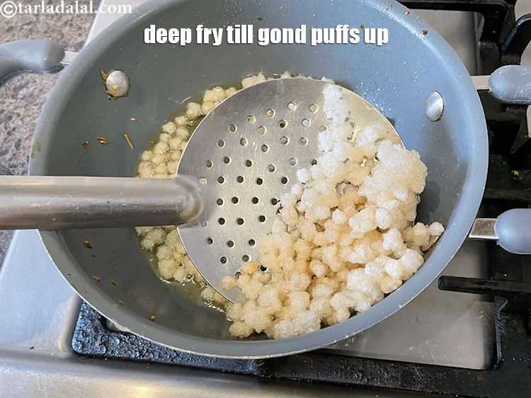 स्टेप 15 – गोंद के टुकड़ों को फूलने तक डीप फ्राई करें।