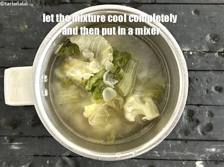 स्टेप 15 – मिश्रण को पूरी तरह ठंडा होने दें और मिक्सर में …