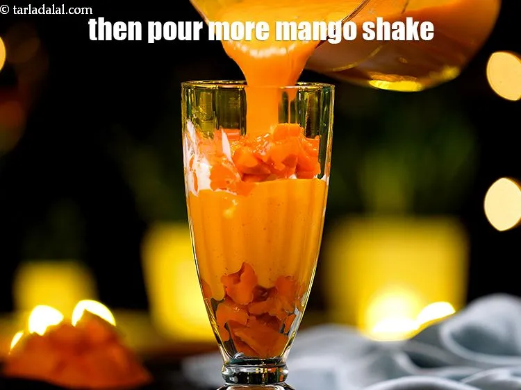 स्टेप 13 – फिर इसमें आधा कप और आम का शेक डालें।&nbsp;