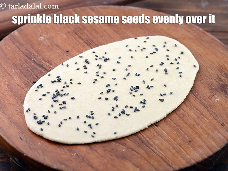 स्टेप 14 – इसके ऊपर समान रूप से&nbsp;१&nbsp;टी-स्पून&nbsp;<a href=""https://www.tarladalal.com/glossary-black-sesame-seeds-kala-til-kale-til-hindi-862i"">काले तिल</a> छिड़कें।