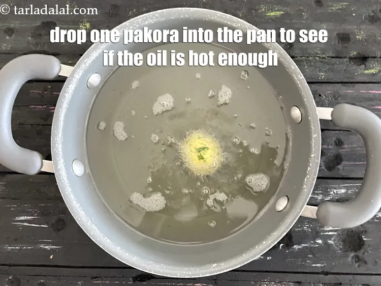 स्टेप 14 – एक पकोड़ा तेल में डाल कर देख लीजिये कि तेल …