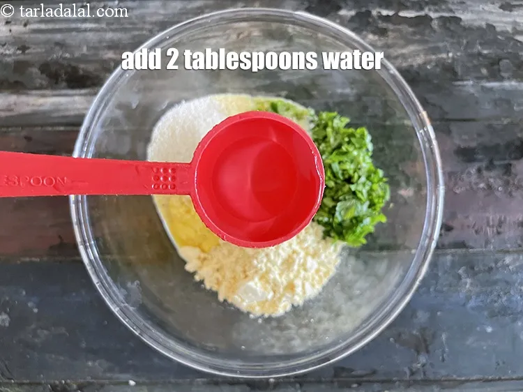स्टेप 16 – २ टेबल-स्पून पानी&nbsp;<span style=""font-size:11pt""><span style=""font-family:Calibri,sans-serif""><span style=""background-color:white""><span style=""font-family:&quot;Nirmala UI&quot;,sans-serif""><span style=""color:black"">डालें।</span></span></span></span></span>