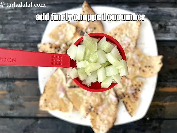 स्टेप 13 – प्रत्येक खिचिया पापड़ में 2 बड़े चम्मच&nbsp;&nbsp;बारीक&nbsp;<a href=""https://www.tarladalal.com/glossary-chopped-cucumber-hindi-795i"">कटा हुआ खीरा</a>&nbsp;डालें। …