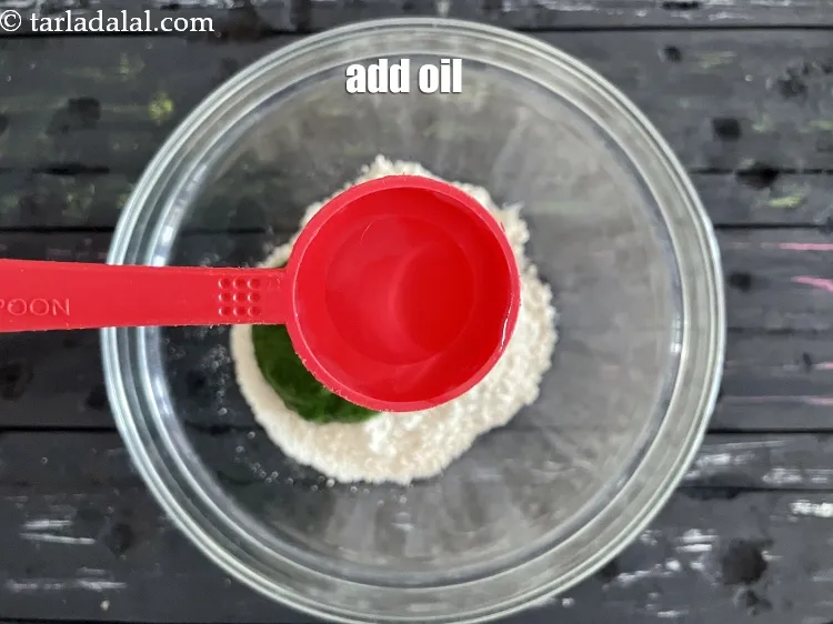 स्टेप 13 – तेल डालें।&nbsp;आप तेल की जगह पिघला हुआ घी भी इस्तेमाल …