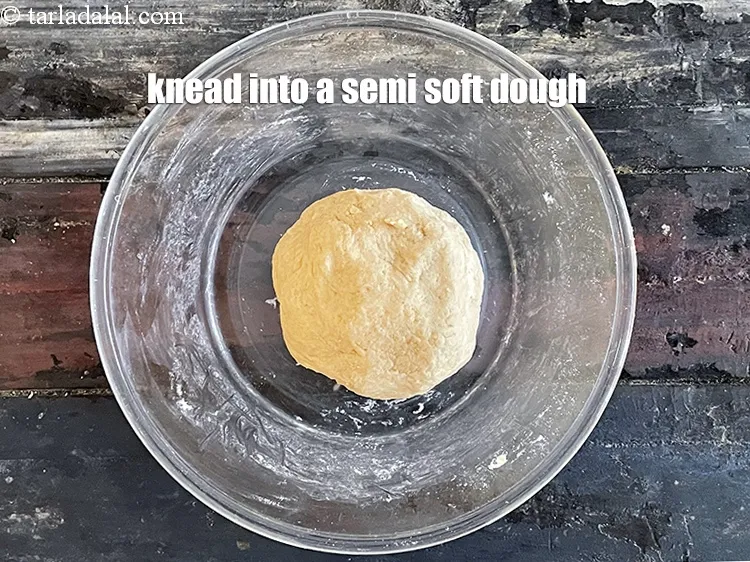 स्टेप 13 – अर्द्ध-नरम आटा गूंथ लें।