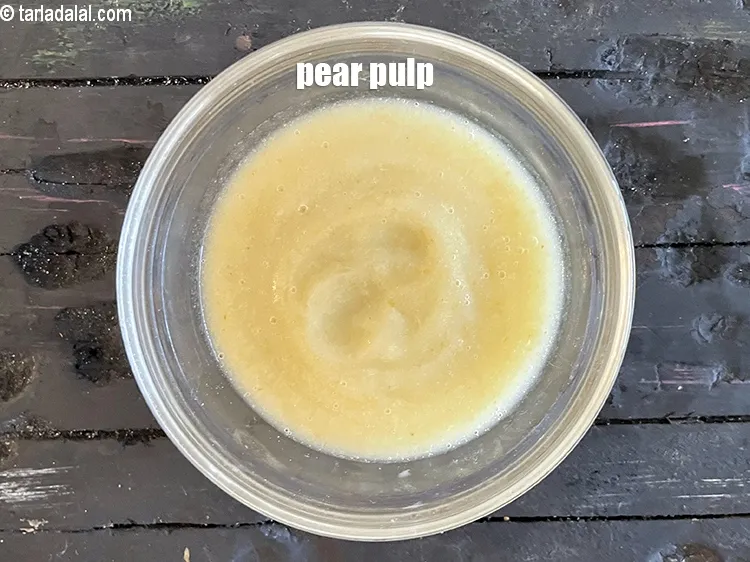 स्टेप 13 – सलाद ड्रेसिंग के लिए&nbsp;<strong>नाशपाती का गूदा&nbsp;</strong>तैयार है।