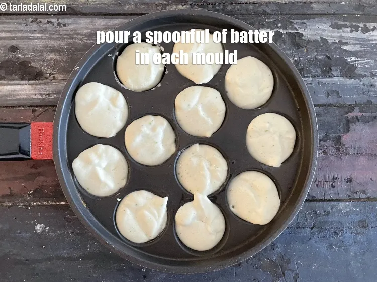 स्टेप 19 – प्रत्येक साँचे में एक चम्मच बैटर&nbsp;डालें।