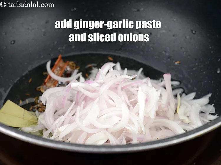 स्टेप 13 – जब जीरा चटकने लगे तो इसमें १ टेबल-स्पून&nbsp;<a href=""https://www.tarladalal.com/glossary-ginger-garlic-paste-adrak-lehsun-ki-pate-adrak-lahsun-ki-paste-hindi-939i"">अदरक-लहसून की …