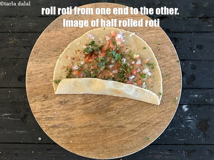 स्टेप 20 – रोटी को एक सिरे से दूसरे सिरे तक कस कर …