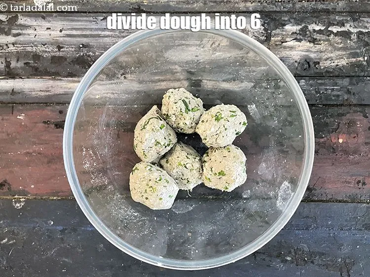 स्टेप 15 – <strong>फूलगोभी और बाजरे की रोटी रेसिपी&nbsp;|&nbsp;बाजरा गोभी पराठा&nbsp;|&nbsp;हरे प्याज के …