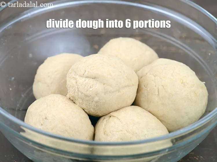 स्टेप 13 – आटे को 6 बराबर भागों में बाँट लें।