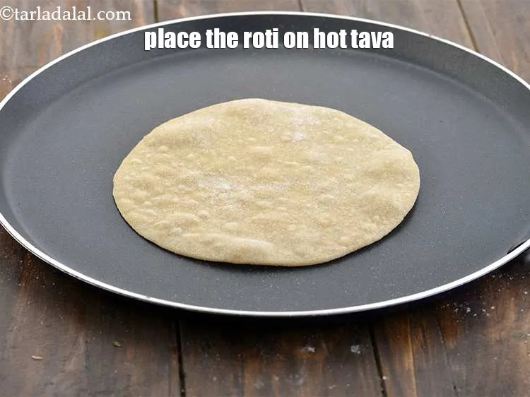 स्टेप 14 – एक नॉन-स्टिक तवा तेज़ आंच पर गरम करें और जब …