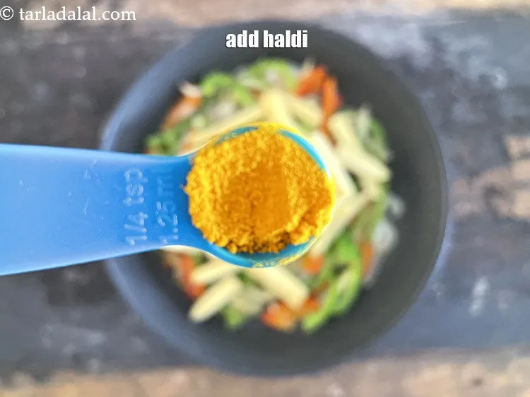 स्टेप 13 – १/४ टी-स्पून <a href=""https://www.tarladalal.com/glossary-turmeric-powder-haldi-hindi-645i"">हल्दी पाउडर</a> डालें।