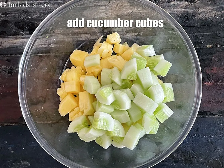 स्टेप 13 – १ कप&nbsp;<a href=""https://www.tarladalal.com/glossary-cucumber-cubes-hindi-726i"">खीरे के टुकड़े</a>&nbsp;<span style=""font-size:11pt""><span style=""font-family:Calibri,sans-serif""><span style=""background-color:white""><span style=""font-family:&quot;Nirmala UI&quot;,sans-serif""><span …