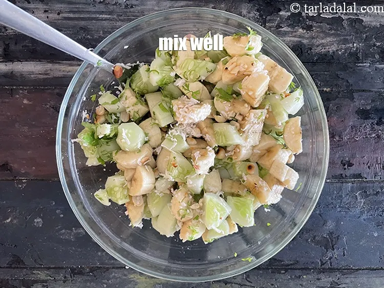 स्टेप 13 – <strong>केला ककड़ी का सलाद </strong>मिलाएं |