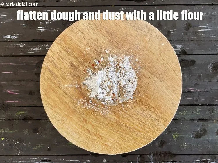 स्टेप 13 – आटे को चपटा करें और उस पर थोड़ा सा आटा …