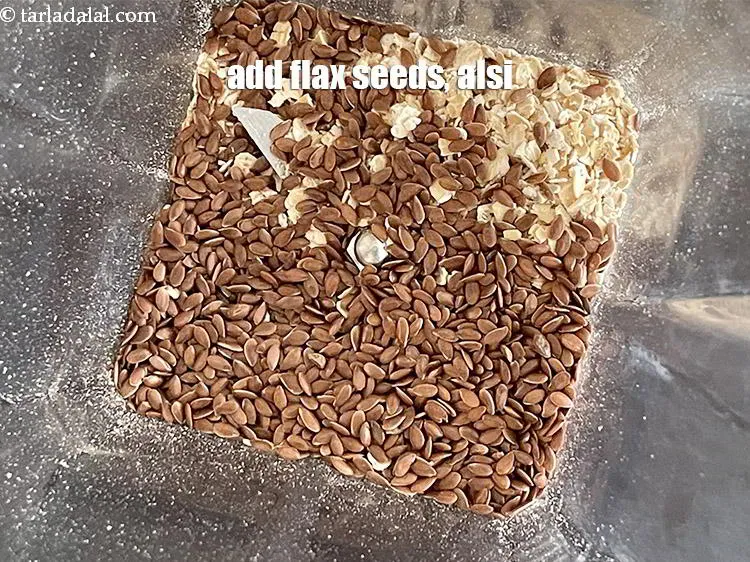 स्टेप 17 – 2 टेबल्स्पून&nbsp;&nbsp;<a href=""https://www.tarladalal.com/glossary-flax-seeds-alsi-alsi-seeds-alsi-ke-beej-hindi-1598i"" target=""_blank"">अलसी</a>&nbsp;डालें&nbsp;।