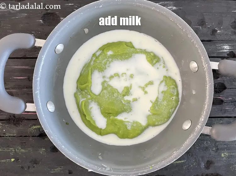स्टेप 13 – १/४ कप&nbsp;<a href=""https://www.tarladalal.com/glossary-milk-doodh-full-cream-milk-hindi-514i"">दूध</a>&nbsp;डालें।