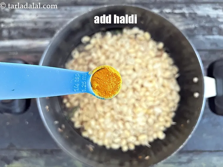 स्टेप 28 – १/४ टी-स्पून&nbsp;<a href=""https://www.tarladalal.com/glossary-turmeric-powder-haldi-hindi-645i"">हल्दी पाउडर</a>&nbsp;डालें।