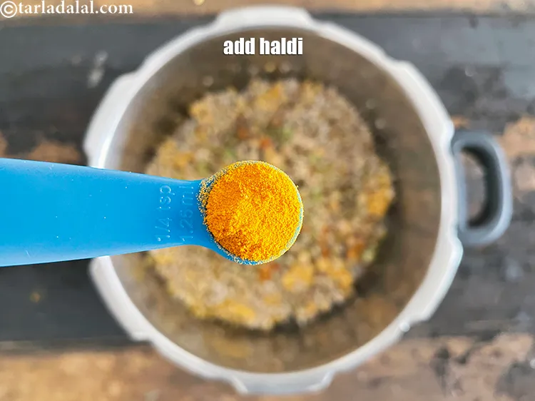 स्टेप 26 – १/४ टी-स्पून&nbsp;<a href=""https://www.tarladalal.com/glossary-turmeric-powder-haldi-hindi-645i"">हल्दी पाउडर</a>&nbsp;डालें।