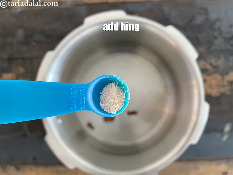 स्टेप 23 – एक चुटकी <a href=""https://www.tarladalal.com/glossary-asafoetida-hing-hindi-113i"">हींग</a> डालें।