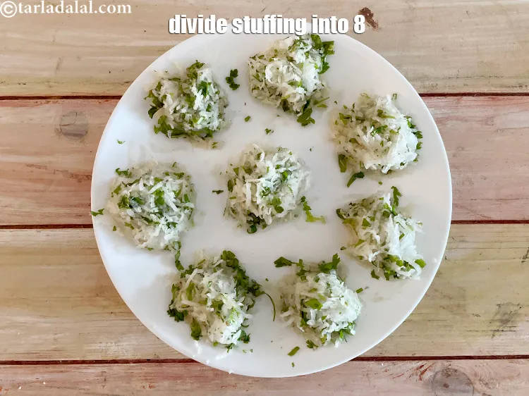 स्टेप 33 – स्टफिंग को ८ बराबर भागों में बाँटकर एक तरफ रख …