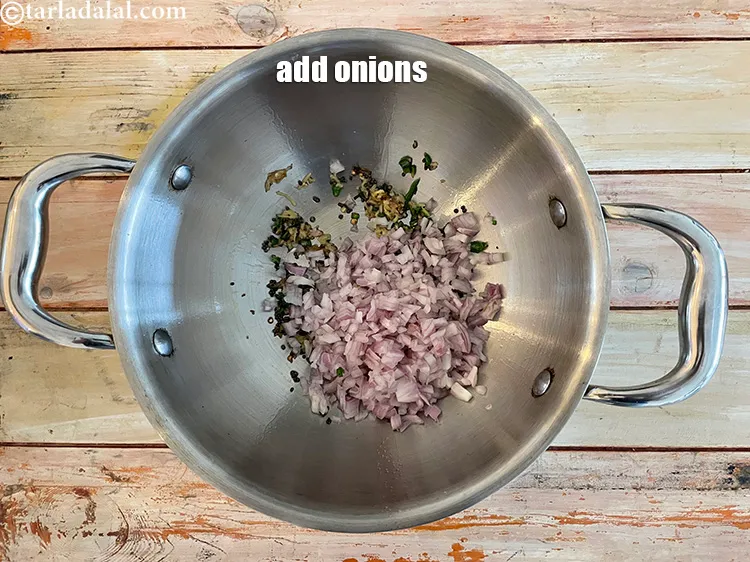 स्टेप 14 – १ कप बारीक <a href=""https://www.tarladalal.com/glossary-chopped-onions-hindi-722i"">कटा हुआ प्याज़</a> डालें।