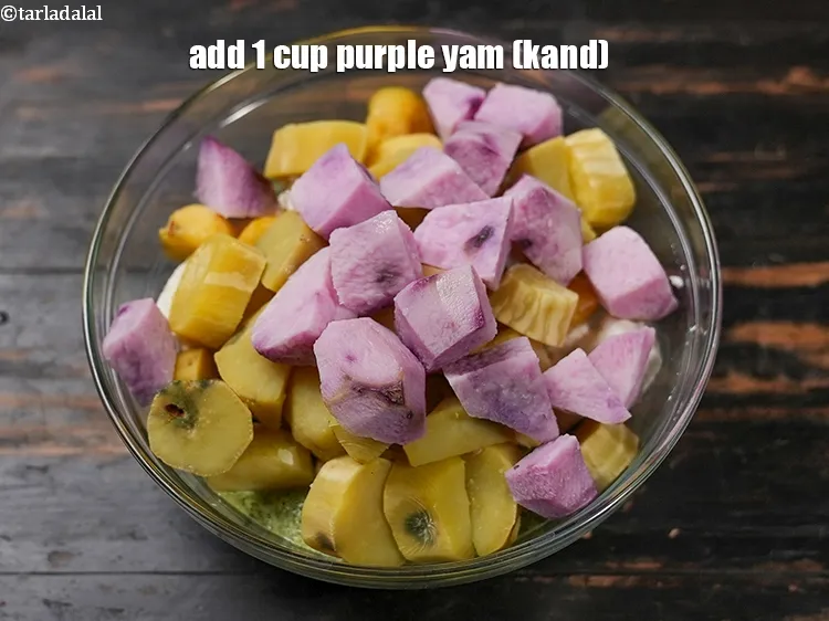 स्टेप 18 – १ कप&nbsp;<a href=""https://www.tarladalal.com/glossary-purple-yam-kand-baingani-yam-hindi-486i"">कन्द</a>&nbsp;, छिले , 25 mm (1&#39;&#39;) टुकड़ो में …