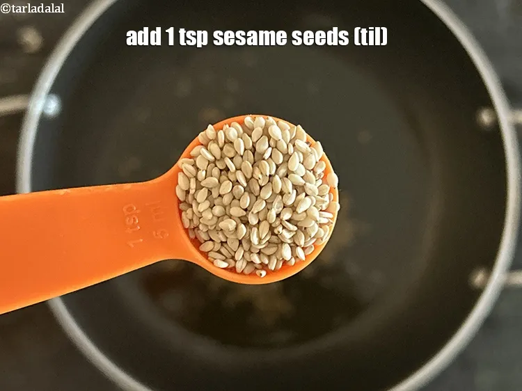 स्टेप 14 – १ टी-स्पून&nbsp;<a href=""https://www.tarladalal.com/glossary-sesame-seeds-til-gingelly-seeds-hindi-612i"">तिल</a>&nbsp;डालें।&nbsp;&nbsp;