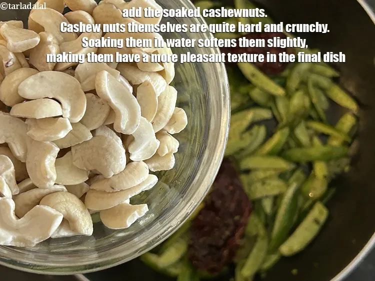 स्टेप 21 – भीगे हुए काजू डालें। काजू खुद काफी सख्त और कुरकुरे …