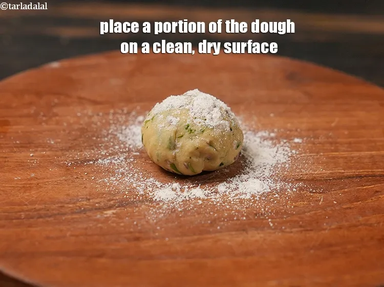स्टेप 14 – आटे के एक हिस्से को साफ़, सूखी सतह पर रखें।