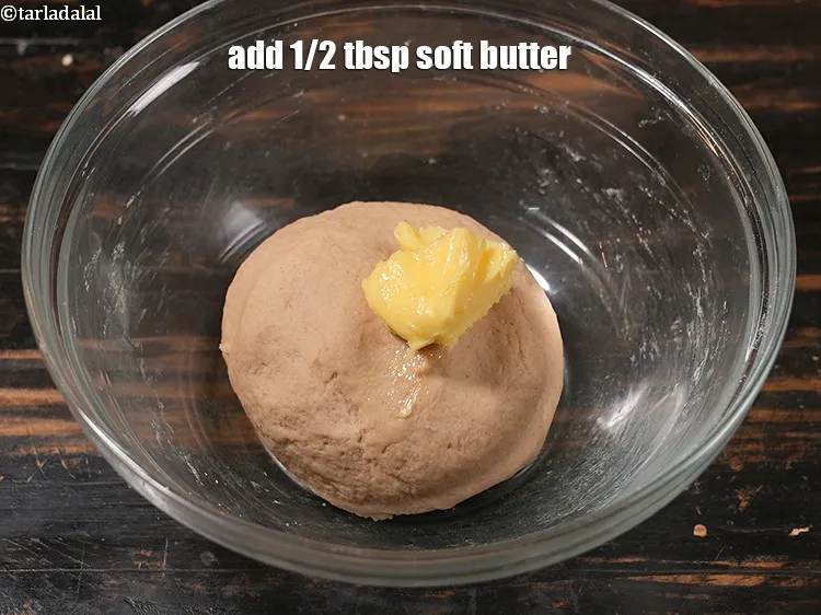 स्टेप 14 – १/२ टेबल-स्पून&nbsp;<a href=""https://www.tarladalal.com/glossary-soft-butter-naram-makhan-hindi-1942i"">नरम मक्खन</a>&nbsp;डालें।