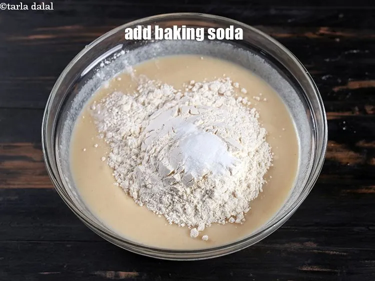 स्टेप 14 – १ टी-स्पून&nbsp;<a href=""https://www.tarladalal.com/glossary-baking-powder-hindi-425i"">बेकिंग पाउडर</a>&nbsp;डालें।