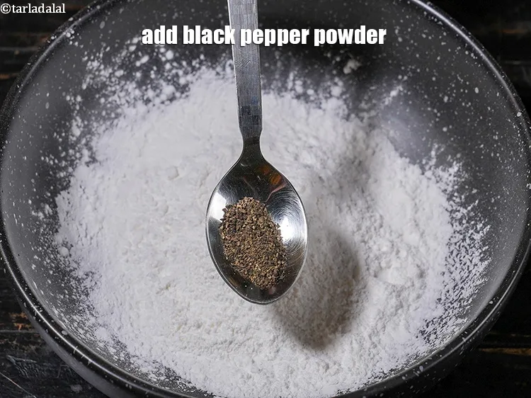स्टेप 14 – स्वादानुसार काली मिर्च पाउडर डालें।