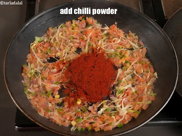 स्टेप 19 – एक अतिरिक्त पंच के लिए मिर्च पाउडर डालें। इसके अलावा, …