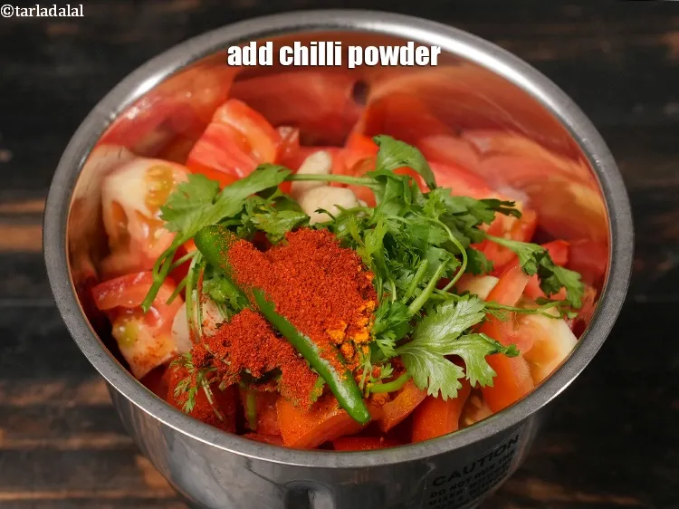 स्टेप 14 – १/२ टी-स्पून&nbsp;<a href=""https://www.tarladalal.com/glossary-chilli-powder-red-chilli-powder-hindi-339i"">मिर्च पाउडर</a>&nbsp;डालें।&nbsp;&nbsp;