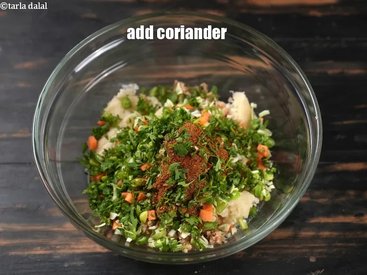 स्टेप 14 – १ टेबल-स्पून&nbsp;बारीक&nbsp;<a href=""https://www.tarladalal.com/glossary-chopped-coriander-hindi-783i"">कटा हुआ हरा धनिया</a>&nbsp;डालेंडालें