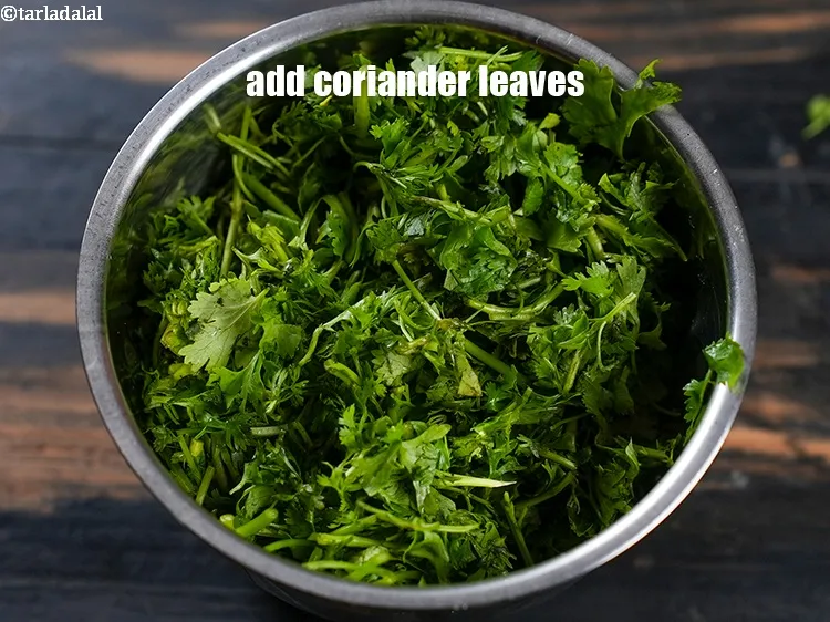 स्टेप 14 – १/४ कप&nbsp;<a href=""https://www.tarladalal.com/glossary-chopped-coriander-hindi-783i"">कटा हरा हुआ धनिया</a>&nbsp;डालें।